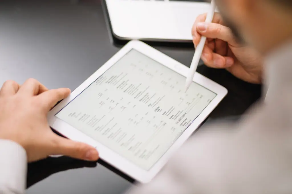 crop-employee-with-tablet-pencil