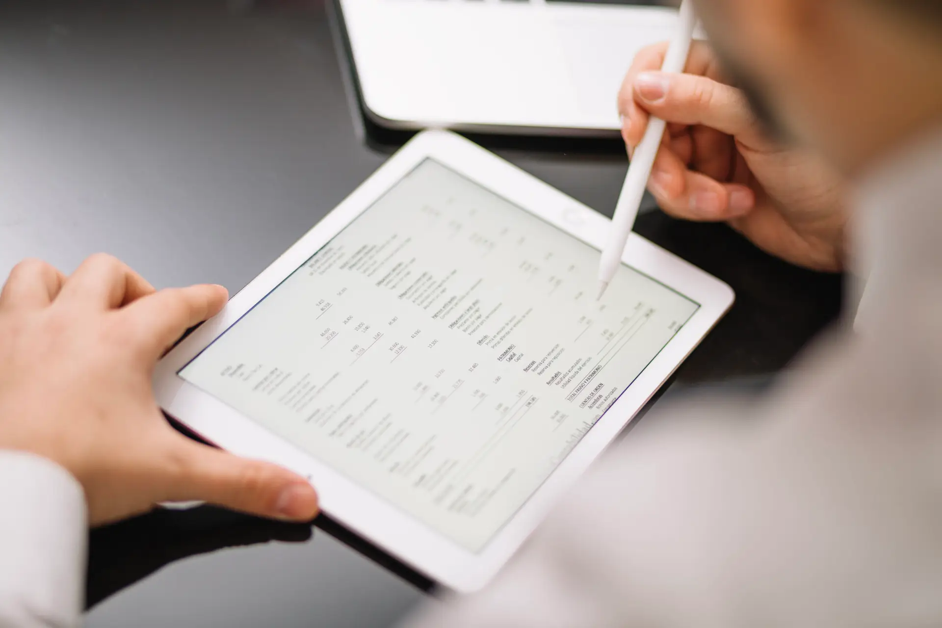 crop-employee-with-tablet-pencil